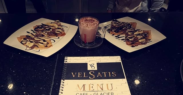 Chocolate-drizzled crêpes with hot chocolate