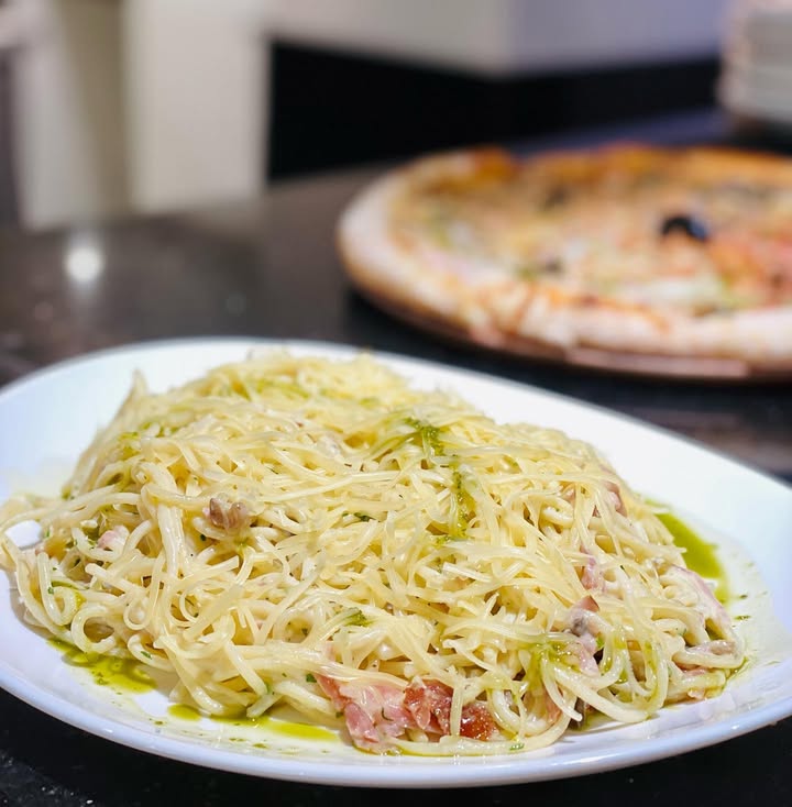 Spaghetti carbonara with wood-fired pizza